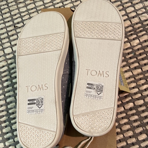 BRAND NEW! Toms Shoes. Youth 3 slip on shoes. - Picture 4 of 6